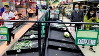 Diketahui, warga Beijing panic buying usai muncul perintah tes COVID-19 massal di distrik terbesar Beijing. Kondisi itu membuat warga khawatir lockdown ketat akan diterapkan di wilayah tersebut seperti halnya di Shanghai. (Reuters/Carlos Rawlings)
