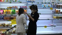 Antrean dan penumpukan warga mulai terlihat di beberapa hari terakhir. Selain di supermarket, ditemukan juga banyak barang terjual habis di aplikasi pengiriman bahan makanan. (Reuters/Tingshu Wang)