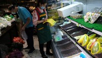 Tekanan untuk menahan wabah COVID-19 di Beijing datang ketika kasus terus berkembang di Shanghai. Kebijakan lockdown di Shanghai telah memaksa banyak pabrik untuk menangguhkan produksi dan memperburuk penundaan pengiriman. (Reuters/Tingshu Wang)