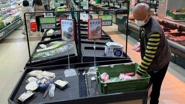 Warga Beijing Panic Buying, Rak di Supermarket Kosong Melompong Warga Beijing serbu supermarket karena khawatir lockdown ketat akan diterapkan di wilayah itu. Rak-rak di supermarket kosong melompong gegara warga panic buying