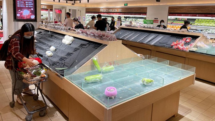 Warga Beijing Panic Buying, Rak di Supermarket Kosong Melompong Warga Beijing serbu supermarket karena khawatir lockdown ketat akan diterapkan di wilayah itu. Rak-rak di supermarket kosong melompong gegara warga panic buying