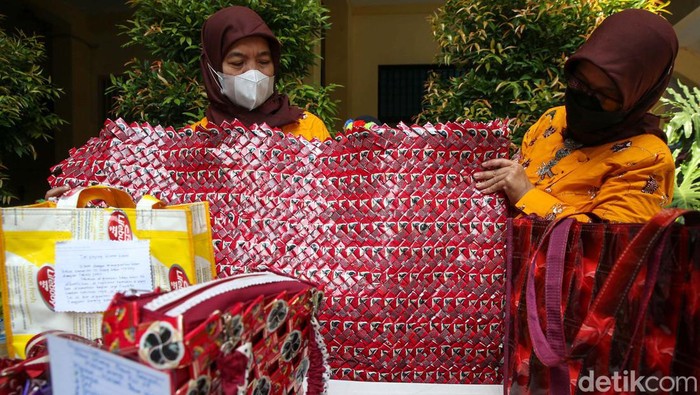 Wow! Kerajinan Keren Ini dari Sampah Plastik Lho... Jika dikelola dengan baik, sampah bisa bermanfaat. Salah satunya dengan dijadikan kerajinan atau disetor ke bank sampah.