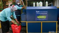 Warga tampak memilah sampah organik untuk diolah menjadi pupuk cair.