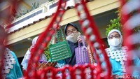 Warga menunjukan kerajinan yang berasal dari sampah plastik di Jakarta, Selasa (26/4).