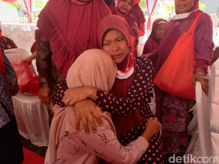 Yatiyem (53), warga Desa Gendayakan, Paranggupito, merangkul anaknya, Irma. Biaya pernikahan Irma ditanggung Puan Maharani.