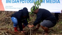 Penanaman pohon oleh Rosita dan Yuhan bersamaan dengan Hari Bumi Internasional yang jatuh pada tanggal 22 April.