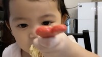 Pagi-pagi paling enak sarapan bakmi. Hal ini juga dilakoni Thania yang merekam aksi makannya sendiri. Ia terlihat semangat menghabiskannya.