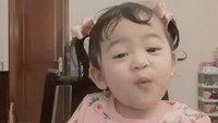 Ciri khas mukbang ala Thania adalah selalu menyapa Hai guys di awal video. Ia lalu akan menunjukkan ekspresi nikmat seperti ketika makan nasi telur orak-arik ini.