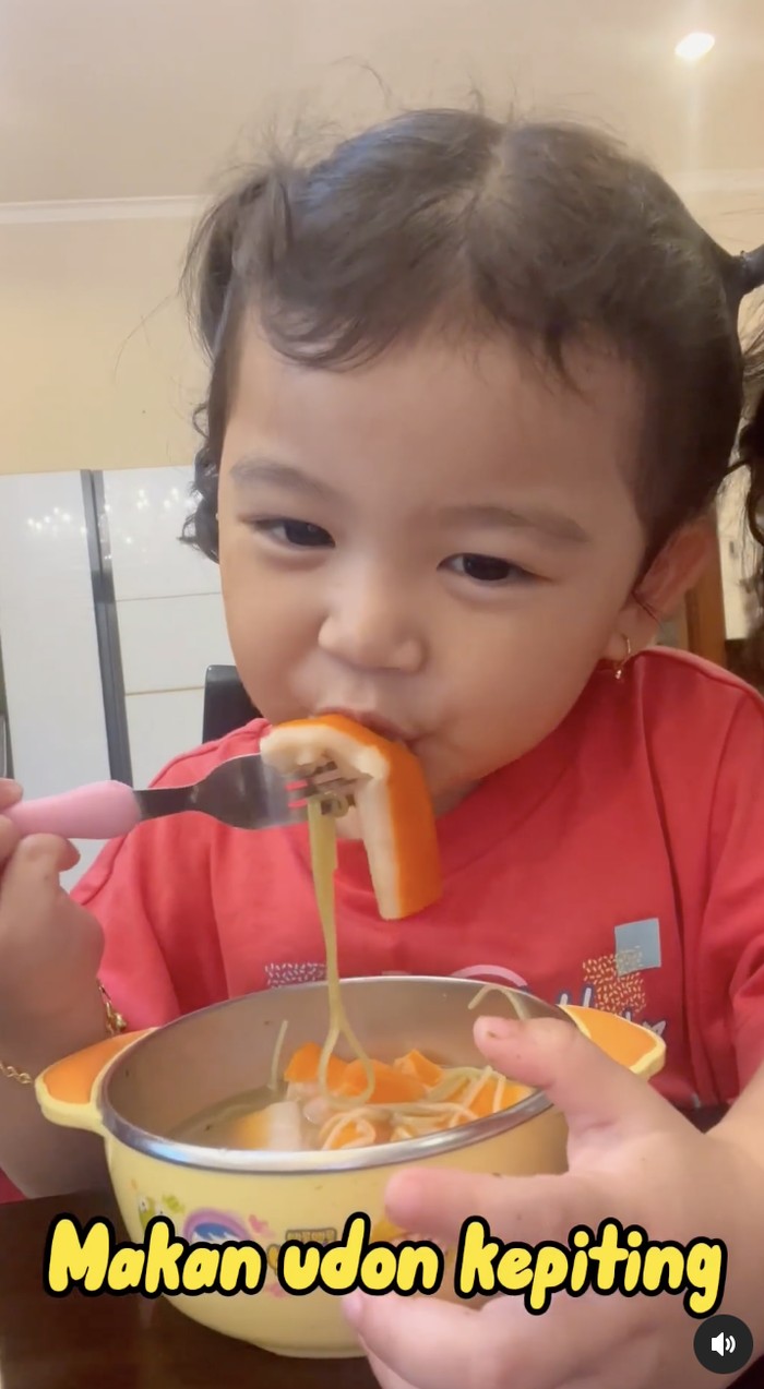 10 Potret Gemas Thania Putri Onsu Saat 'Mukbang' Bakmi hingga Bakso