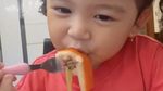 10 Potret Gemas Thania Putri Onsu Saat Mukbang Bakmi hingga Bakso