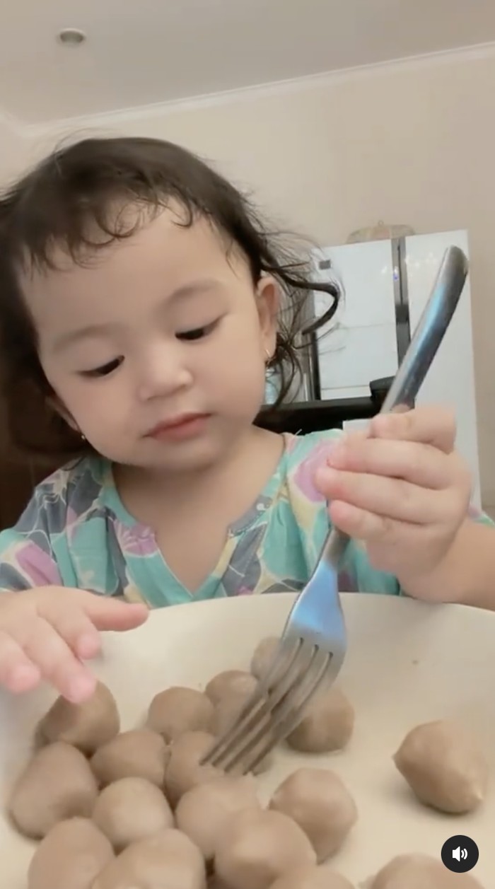 10 Potret Gemas Thania Putri Onsu Saat 'Mukbang' Bakmi hingga Bakso