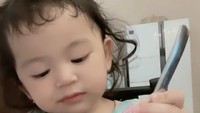 Begini keseruan Nia saat mukbang bakso di pagi hari. Satu per satu bola-bola bakso itu ia makan dengan lahap. Pinterrr, puji banyak netizen untuknya.