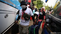Pria yang akrab disapa Gus Nahib itu menambahkan, para peserta mudik gratis ini terdiri dari pedagang kaki lima, buruh pabrik, pedagang jamu, asisten rumah tangga hingga pengemudi ojek daring.