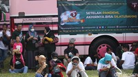 Calon pemudik menunggu sebelum keberangkatan bus. 