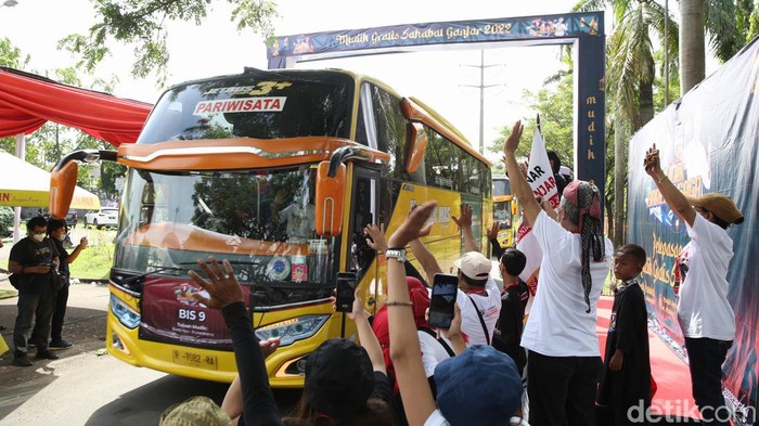 1.580 Orang Mudik Bersama Sahabat Ganjar Ketua Umum Sahabat Ganjar, KH Nahib Shodiq melepas mudik bersama di Masjid AT Tin, Jakarta, Rabu (27/4/2022).