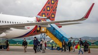 Selain menggunakan jalur darat, pesawat juga menjadi transportasi andalan bagi pemudik di sejumlah wilayah. Bandara Internasional Jenderal Ahmad Yani Semarang mulai ramai oleh para pemudik dari berbagai daerah Indonesia. Menurut data hasil rekapitulasi Posko Terpadu Angkutan Udara Lebaran 2022 bandara tersebut per Senin (25/4) (Aji Styawan/Antara Foto).  