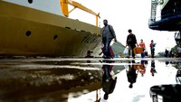 Sementara itu, ada pula pemudik yang memilih menggunakan transportasi laut untuk mudik ke kampung halaman. Salah satu pelabuhan yang mulai sibuk menjelang lebaran adalah Pelabuhan Gorontalo. (Adiwinata Solihin/Antara Foto).  