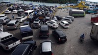 Peningkatan aktivitas terkait arus mudik lebaran 2022 juga terlihat di kawasan Pelabuhan Merak. (Asep Fathulrahman/Antara Foto).  