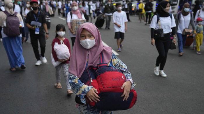 2 Tahun Terhalang Pandemi, Tradisi Mudik Kini Bergelora Lagi Mudik jadi tradisi bagi warga RI terlebih saat momen lebaran. Sempat dilarang karena pandemi, mudik lebaran kini diizinkan lagi dan disambut antusias masyarakat