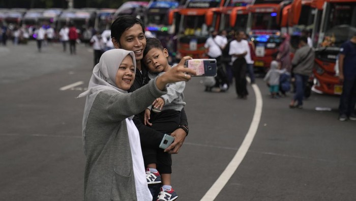 Mudik jadi tradisi bagi warga RI terlebih saat momen lebaran. Sempat dilarang karena pandemi, mudik lebaran kini diizinkan lagi dan disambut antusias masyarakat