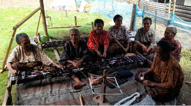 Aktivitas perempuan Ende yang sedang menenun kain