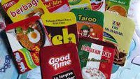 Kemasan biskuit dan kopi juga hadir dalam bentuk amplop nih. Camilan anak-anak ini pun dijamin bikin mereka senang menerimanya. Apalagi kalau isinya ada uang baru. Foto: Shopee