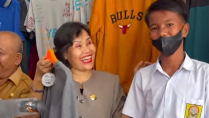 Anak yatim piatu saat diajak berbelanja baru lebaran.