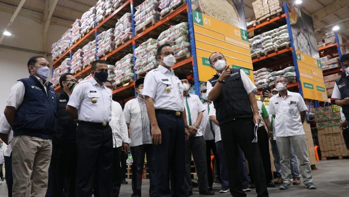 Anies Baswedan cek stok pangan di Pasar Induk Kramat Jati (Tiara-detikcom)