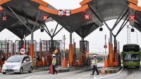 Sejumah personel polisi lalu lintas mengatur kendaraan yang melintas di Gerbang Tol Palimanan, Cirebon, Jawa Barat, Selasa (26/4/2022). (Risyal Hidayat/Antara Foto)