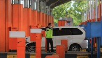 Badan Pengatur Jalan Tol (BPJT) Kementerian Pekerjaan Umum dan Perumahan Rakyat (PUPR) meniadakan transaksi kendaraan di Gerbang Tol (GT) Palimanan untuk mencegah terjadinya penumpukan kendaraan yang mengantre untuk transaksi atau tapping kartu uang elektronik. (Dedhez Anggara/Antara Foto)