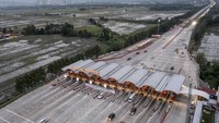 Foto udara sejumlah kendaraan melintas di Gerbang Tol Palimanan, Cirebon, Jawa Barat. (M Risyal Hidayat/Antara Foto)