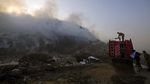 Gunungan Sampah Setinggi 17 Lantai di India Terbakar Hebat