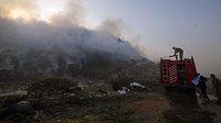 Diduga, gelombang panas yang menerjang India akhir-akhir ini menjadi pemicu terbakarnya gunungan sampah tersebut.