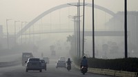 Kebakaran bahkan membuat sejumlah jalan yang dilintasi pengendara diselimuti kabut asap yang tebal.