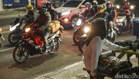 Meski program mudik gratis maupun kendaraan umum telah disiapkan namun para pengendara motor ini tetap mudik menggunakan motor.