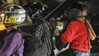 Tak hanya itu para pemudik juga ada yang membawa anak-anak dengan menggunakan motor.