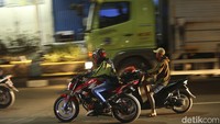 Arif juga menilai jika menggunakan bus biaya akan terus bertambah mahal menjelang hari raya, selain itu ia juga takut akan terjebak macet di tol.