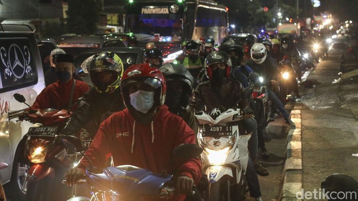 Arus Mudik Mulai Terasa Arus mudik 2022 mulai terasa dini hari ini, Rabu (27/4/2022). Kepadatan terjadi di Jalur Pantura, Tambun, Kabupaten Bekasi.
