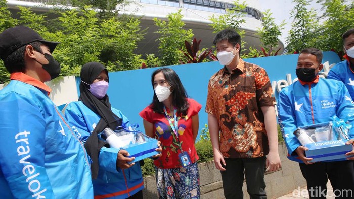 Traveloka gelar mudik gratis. Program #TemuKangen ini memberangkatkan 200 mitra driver dan keluarganya ke kampung halaman.