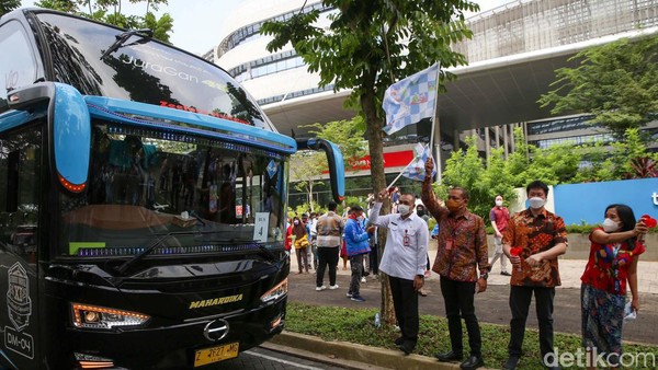 Sebanyak lebih dari 200 mitra driver dan keluarga diberangkatkan mudik secara gratis di Traveloka Kampus, BSD, Tangerang Selatan, Rabu (27/4/2022). Sebanyak lebih dari 200 mitra driver dan keluarga diberangkatkan mudik secara gratis di Traveloka Kampus, BSD, Tangerang Selatan, Rabu (27/4/2022).
