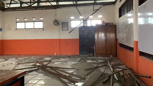 Atap SDN Pancoranmas 3 Depok rusak. Rabu (27/4/2022).