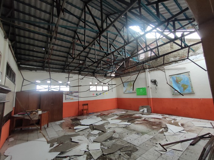 Atap SDN Pancoranmas 3 Depok rusak. Rabu (27/4/2022).