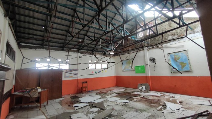 Atap SDN Pancoranmas 3 Depok rusak. Rabu (27/4/2022).