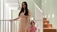 Aura Kasih membagi fokus hidupnya ke beberapa hal, salah satunya adalah sang buah hati. Foto: Instagram Aura Kasih