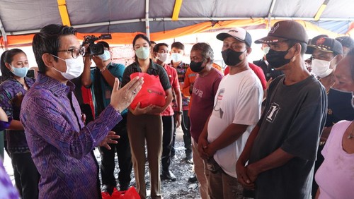 Sekretaris Pemkab Badung  I Wayan Adi Arnawa (kiri) berbincang dengan korban kebakaran di Br. Anyar, Kuta, Badung, Selasa (26/4/2022). (Dok. Pemkab Badung)