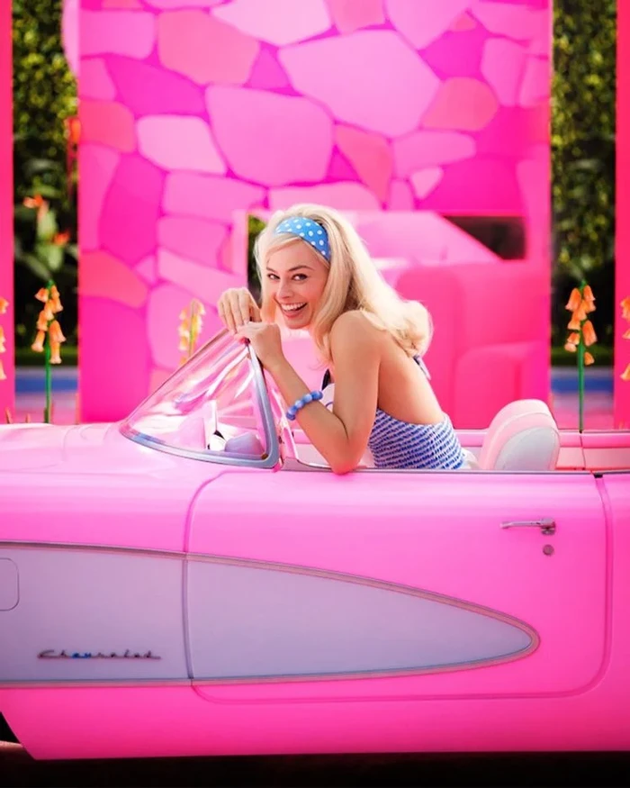 Foto perdana Margot Robbie sebagai Barbie dalam film Barbie arahan Greta Gerwig.