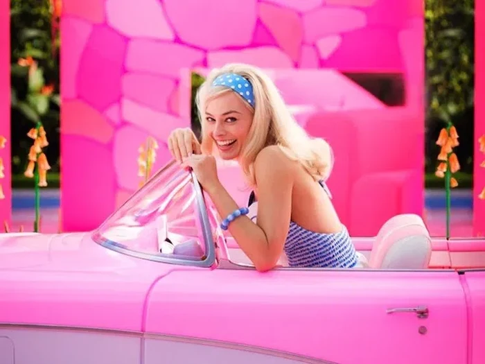 1241583711 LOS ANGELES CA - JUNE 27: Margot Robbie and Ryan Gosling on rollerblades film new scenes for Barbie in Venice California. 27 Jun 2022. (Photo by MEGA/GC Images)