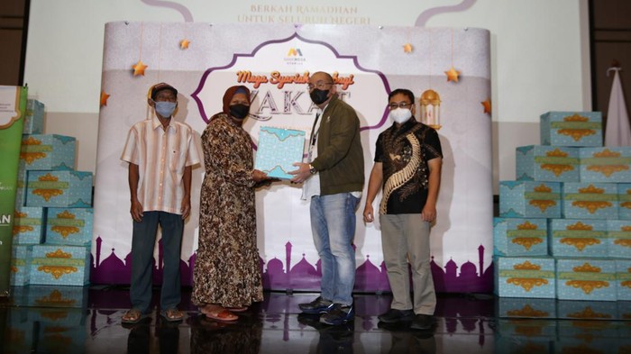 Bank Mega Syariah mengadakan kegiatan Corporate Social Responsibility Mega Syariah Berbagi Zakat 2022 (MSBZ 2022) dengan membagikan paket sembako.