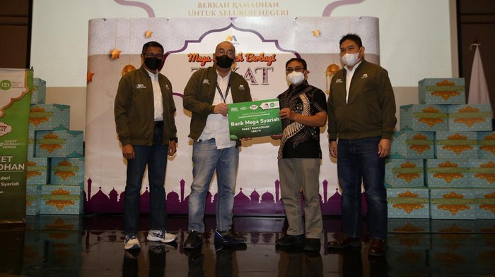 Bank Mega Syariah mengadakan kegiatan Corporate Social Responsibility Mega Syariah Berbagi Zakat 2022 (MSBZ 2022) dengan membagikan paket sembako.