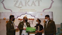 Direktur Utama Bank Mega Syariah (BMS) Yuwono Waluyo (kedua kiri) berbincang dengan Direktur BMS Marjana (kiri), Direktur Laznas IZI Aan Suherlan (kedua kanan) dan Direktur BMS Rasmoro Pramono Aji (kanan) saat acara Mega Syariah Berbagi Zakat 2022 di Jakarta, Rabu (27/4/2022).